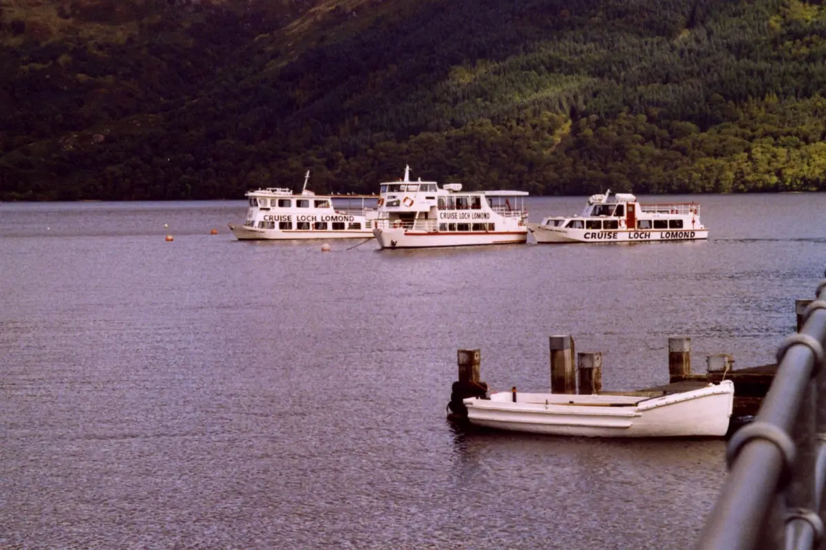 Ausflugsboote auf dem Loch Lomond