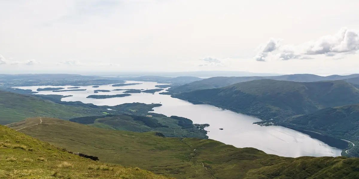Der Loch Lomond vom Gipfel des Ben Lomond nach Süden