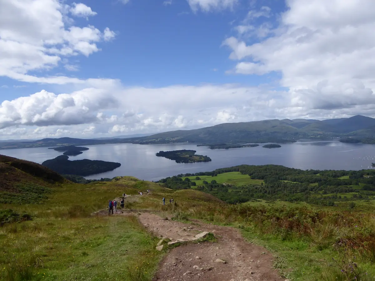 Loch Lomond und seine Inseln vom Weg am Conic Hill