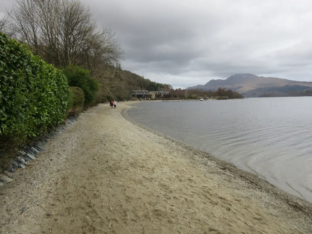 Der Strand von Luss mit dem Ben Lomond im Hintergrund