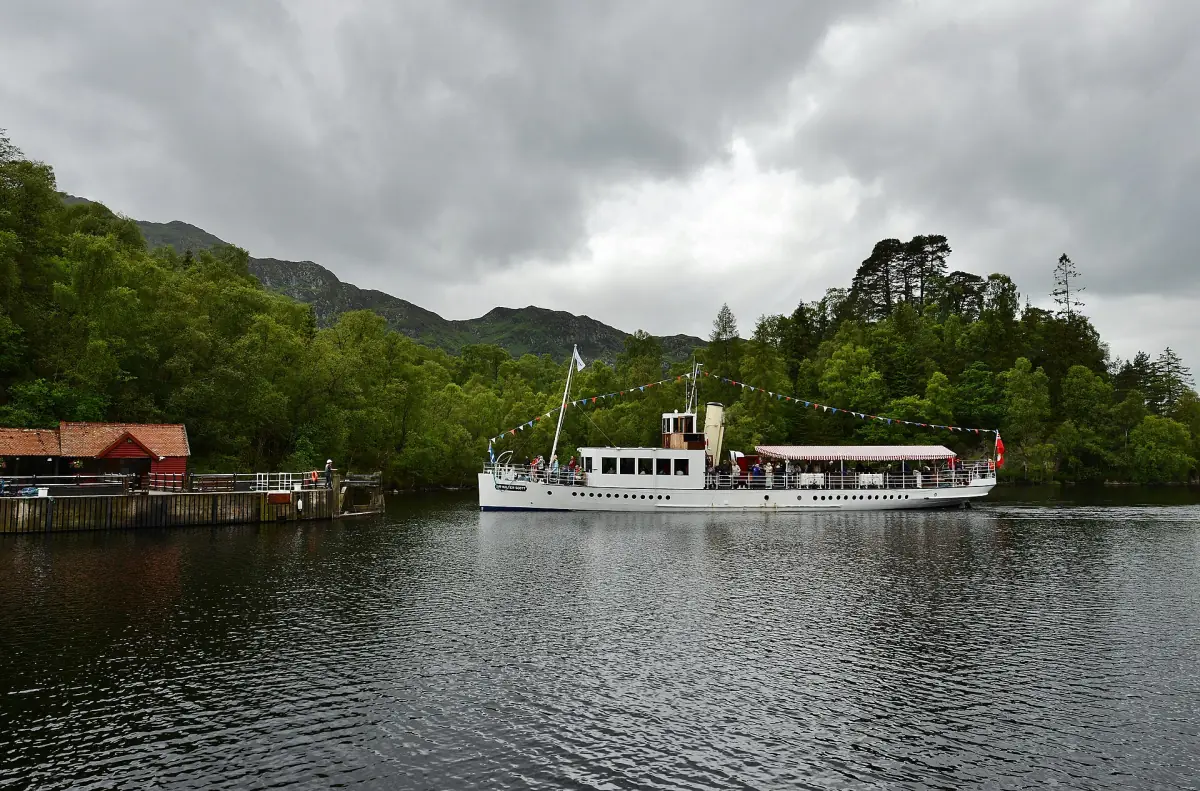 Das Dampfschiff Sir Walter Scott auf dem Loch Katrine