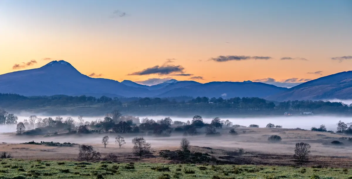 Nebel und Berge in den Trossachs bei Sonnenuntergang